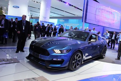 2016-Ford-Mustang-Shelby-GT350R-Detroit-Auto-Show-2015-11-1024x682[1].jpg
